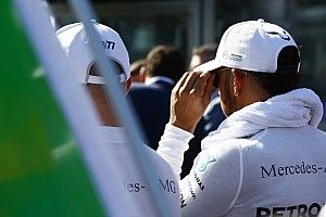 Hamilton bevezet bennünket a kulisszák mögé