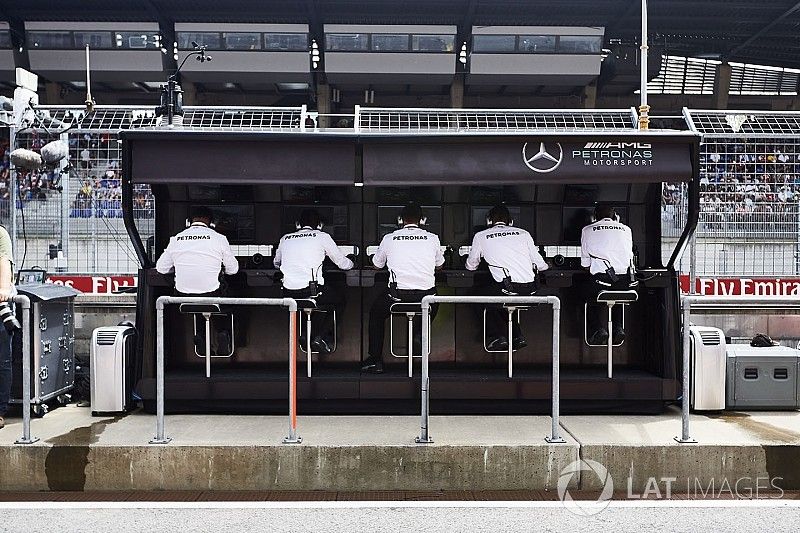 Mercedes team en el pit wall