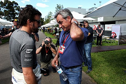 Fernando Alonso aplaude a Carlos Sainz
