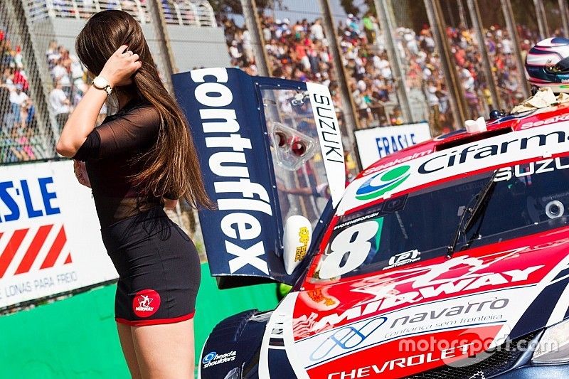Grid girls roubam a cena nos bastidores da Stock Car