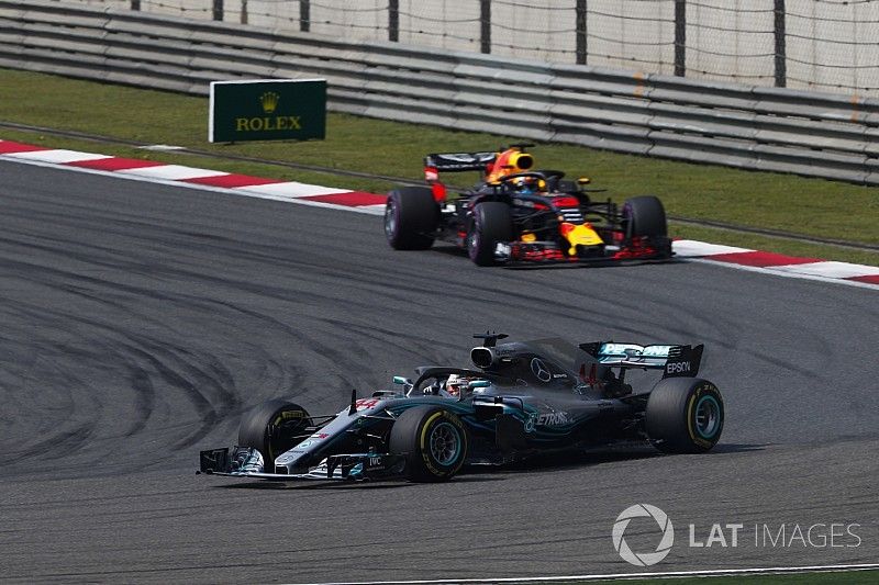 Lewis Hamilton, Mercedes AMG F1 W09, Daniel Ricciardo, Red Bull Racing RB14 Tag Heuer