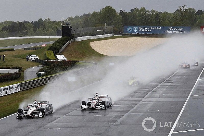 Start: Josef Newgarden, Team Penske Chevrolet leads in the wet