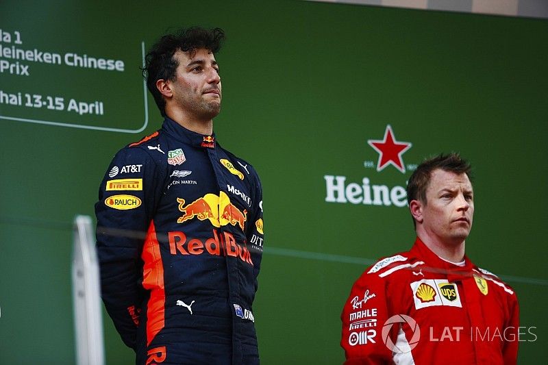 Podio: ganador de la carrera Daniel Ricciardo, Red Bull Racing, segundo lugar Kimi Raikkonen, Ferrari