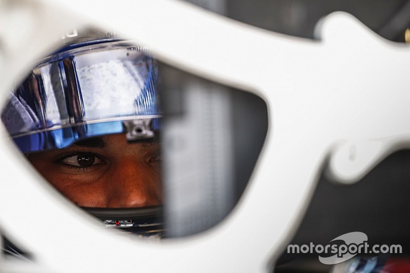 Williams: rotto il parco chiuso per cambiare muso, Stroll parte dalla pit lane