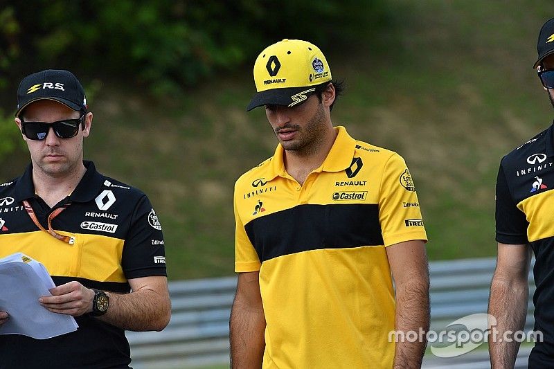 Carlos Sainz Jr., Renault Sport F1 Team walks the track