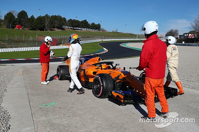 Поломка McLaren снова стала причиной красных флагов на тестах