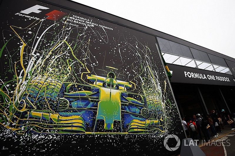 Arte en la entrada al Paddock