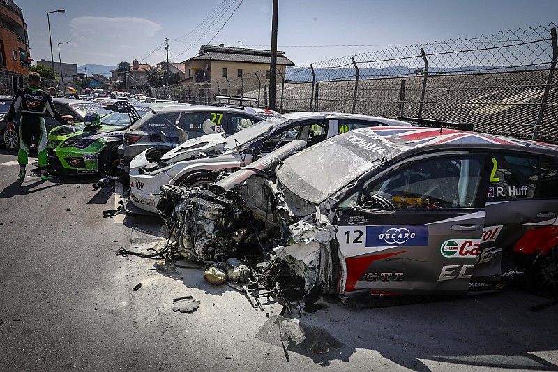 L'auto di Rob Huff, Sébastien Loeb Racing Volkswagen Golf GTI TCR, dopo l'incidente