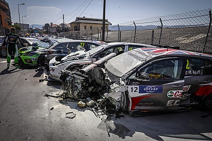 WTCR Vila Real: Muller wint met twee uur vertraagde race na startcrash