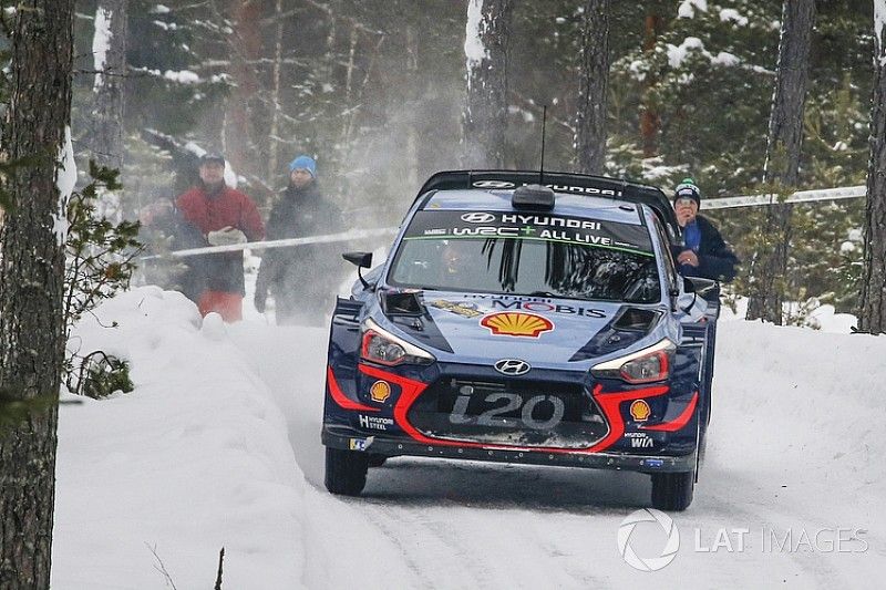 Svezia, PS13: strepitoso crono di Neuville. Scintille tra Tanak e Meeke