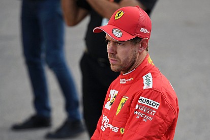 Vettel ezúttal a Mercedes első szárnyát „analizálta”