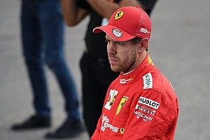 Vettel ezúttal a Mercedes első szárnyát „analizálta”