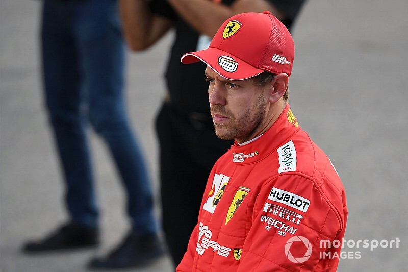 Vettel ezúttal a Mercedes első szárnyát „analizálta”