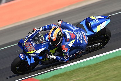 Marquez ancora ko all'ultima curva: stavolta lo batte Rins!