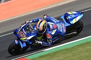 Marquez ancora ko all'ultima curva: stavolta lo batte Rins!