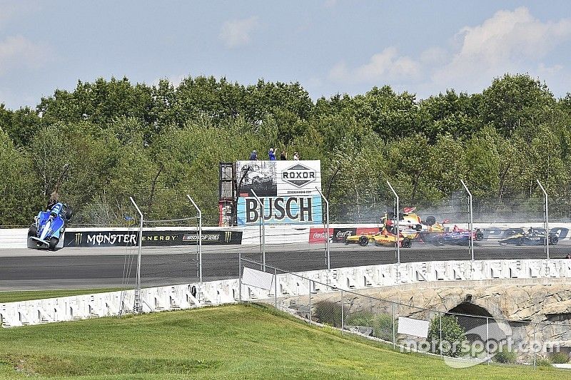 Crash : Felix Rosenqvist, Chip Ganassi Racing Honda, Ryan Hunter-Reay, Andretti Autosport Honda, Alexander Rossi, Andretti Autosport Honda, Takuma Sato, Rahal Letterman Lanigan Racing Honda, James Hinchcliffe, Arrow Schmidt Peterson Motorsports Honda