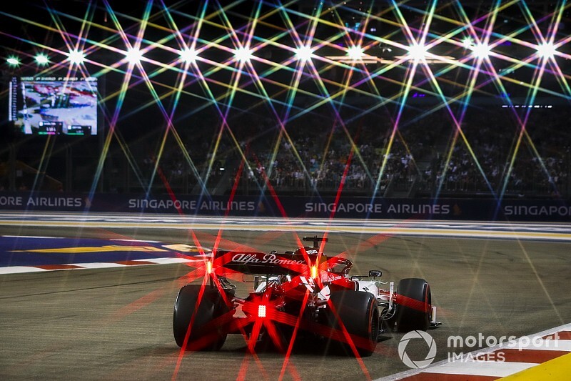 Így vágta neki a falnak Räikkönen az Alfa Romeót Szingapúrban