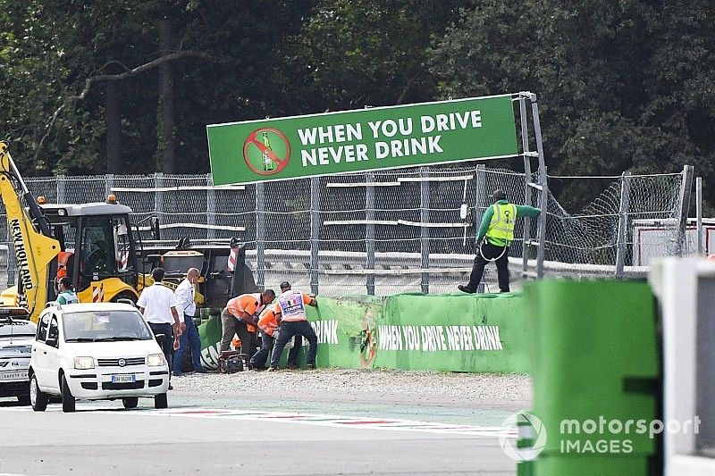 Los comisarios reparan las protecciones de la curva de Monza donde Alex Peroni, de Campos Racing, sufrió un accidente
