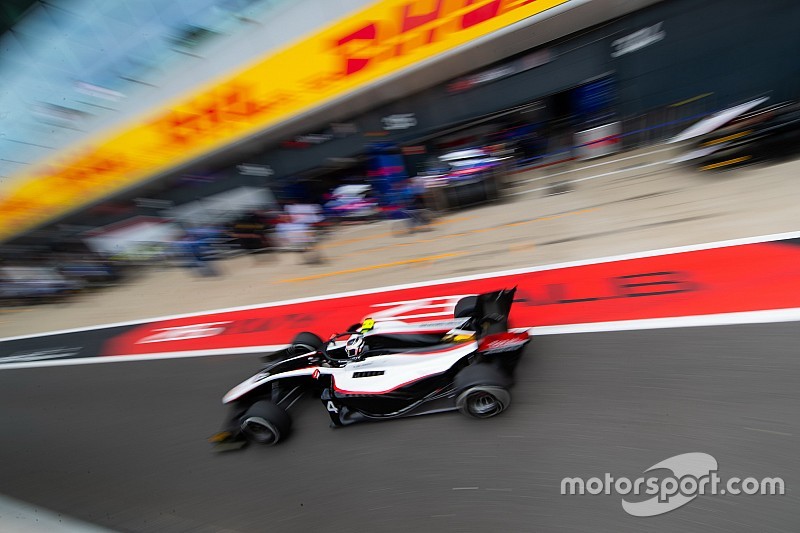 F2 Hongaria: De Vries teratas latihan, Gelael melintir
