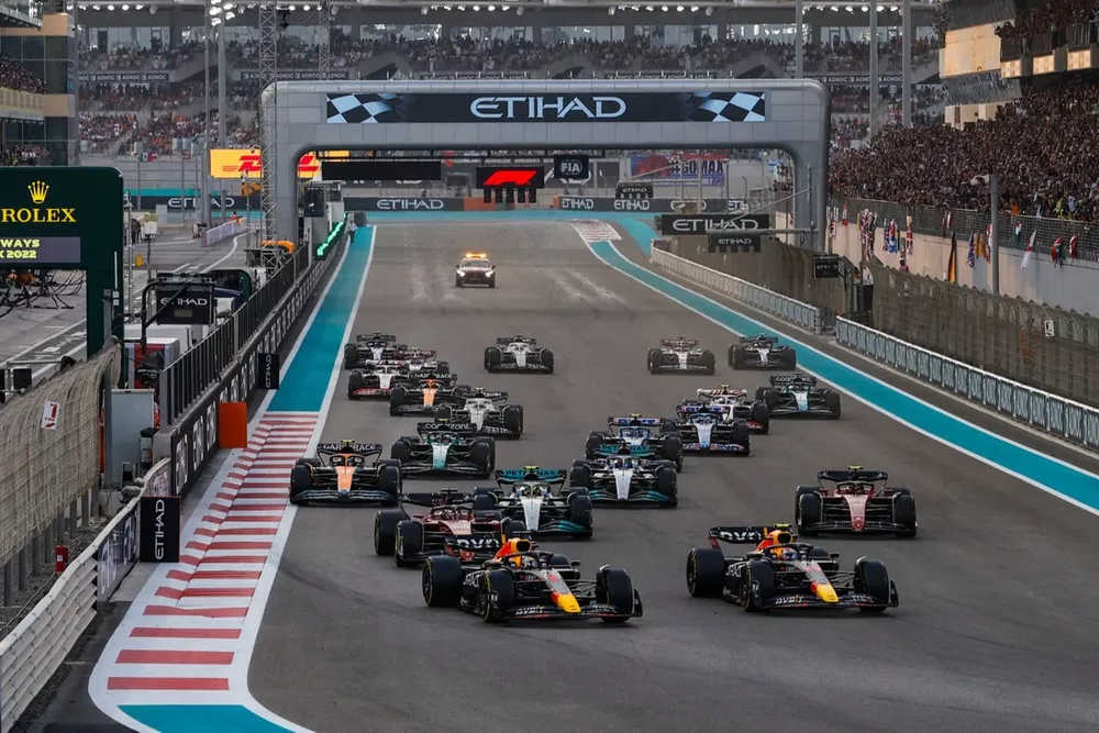 Max Verstappen, Red Bull Racing RB18, Sergio Perez, Red Bull Racing RB18, Charles Leclerc, Ferrari F1-75, Carlos Sainz, Ferrari F1-75, Lewis Hamilton, Mercedes W13, de rest van het veld bij de start