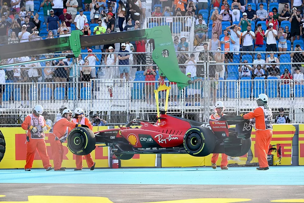 Oficiales de pista retiran el coche da&ntilde;ado de Charles Leclerc, Ferrari SF-23 del circuito