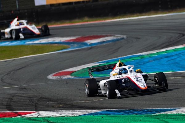 Sztuka i Gładysz blisko podium