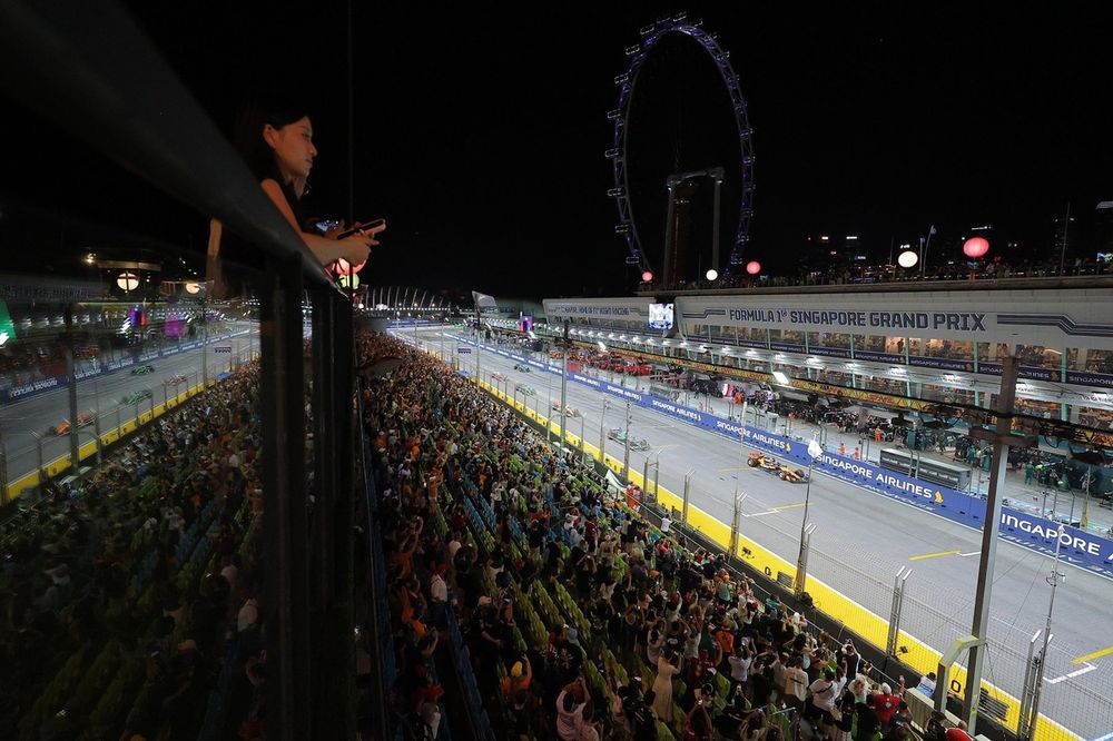 Lando Norris, McLaren, Gabriel Bortoleto, Sauber