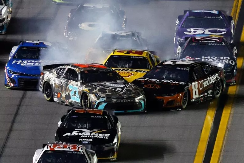 Bubba Wallace, 23XI Racing Toyota, Kyle Busch, Richard Childress Racing Chevrolet
