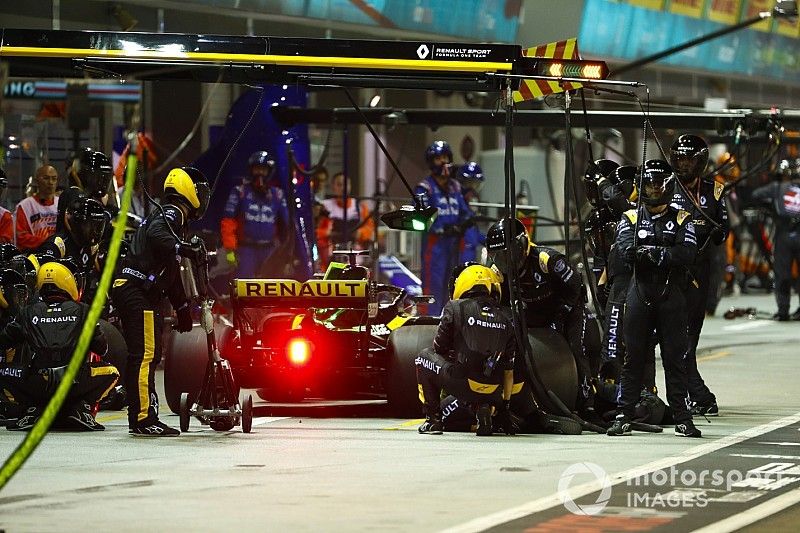 Nico Hulkenberg, Renault Sport F1 Team R.S. 18, in the pits