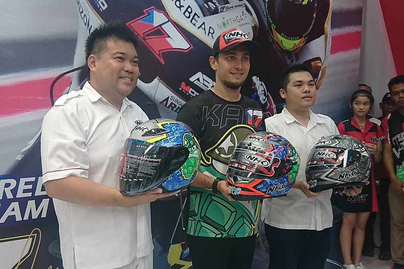 NHK Luncurkan helm replika Karel Abraham