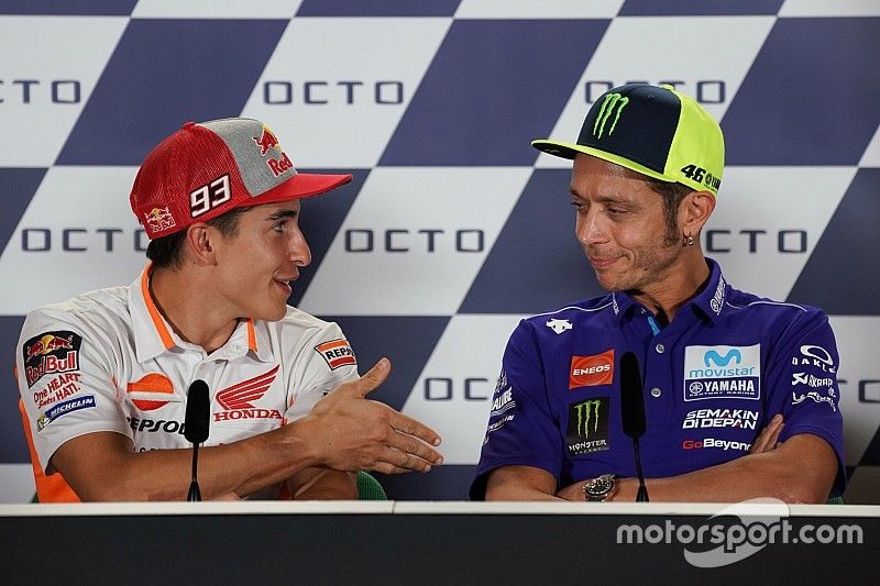 Valentino Rossi, Yamaha Factory Racing, Marc Marquez, Repsol Honda Team tijdens de persconferentie
