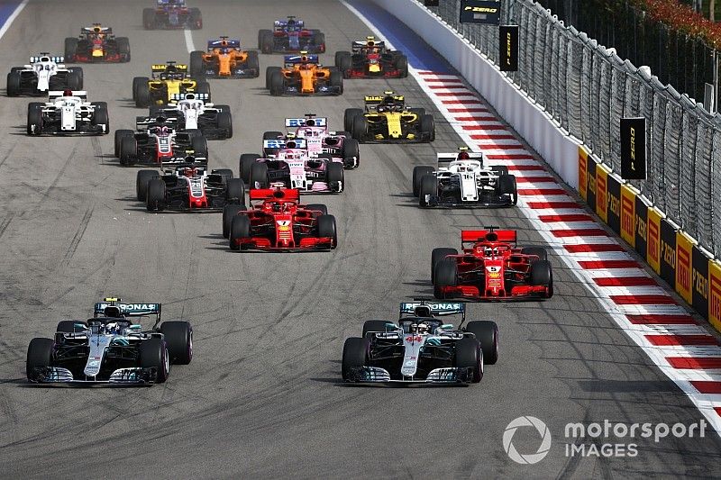 Start, Valtteri Bottas, Mercedes AMG F1 W09 leidt voor Lewis Hamilton, Mercedes AMG F1 W09, en Sebastian Vettel, Ferrari SF71H