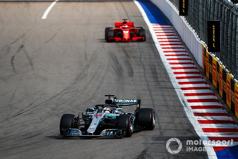Vettel didn't want to be a "complete arse" in Hamilton fight