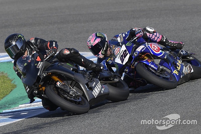 Fotogallery: Lewis Hamilton si diverte in sella alla Yamaha R1 a Jerez (prima di cadere)