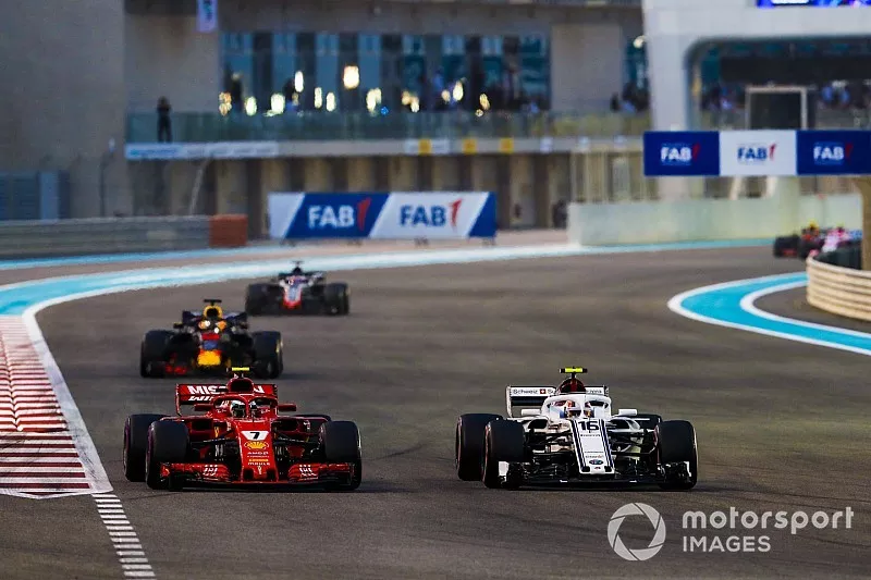 Charles Leclerc, Sauber C37, en lutte avec Kimi Raikkonen, Ferrari SF71H, devant Daniel Ricciardo, Red Bull Racing RB14