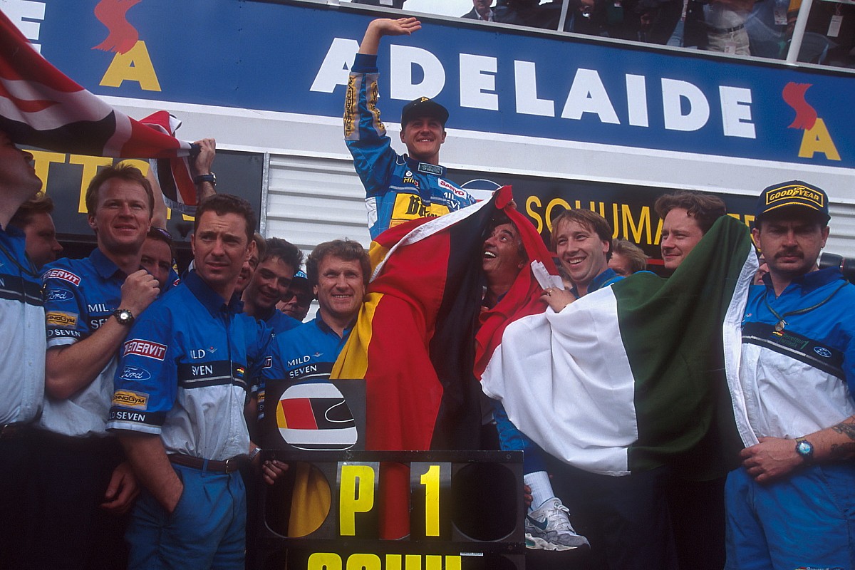 Ma 25 éve, hogy Schumacher először bajnok lett az F1-ben, kissé drámai módon
