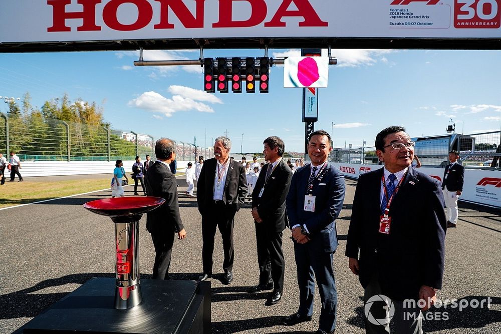 Chase Carey, Chairman, Formula One, on the grid with Honda Executives including Takahiro Hachigo, Chief Executive Officer, Honda Motor Co