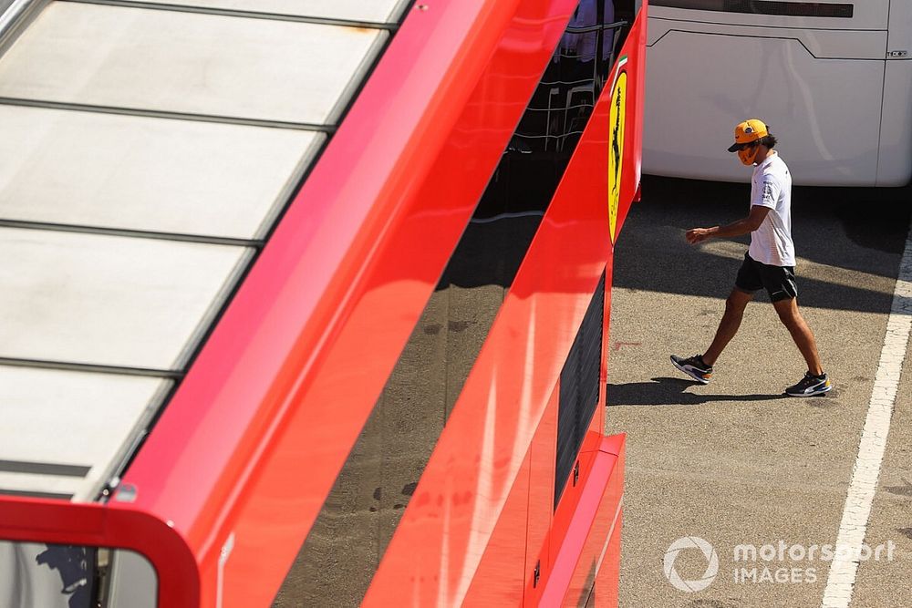 Interview: Sainz kan wel lachen om grappen over Ferrari-overstap