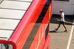 Interview: Sainz kan wel lachen om grappen over Ferrari-overstap