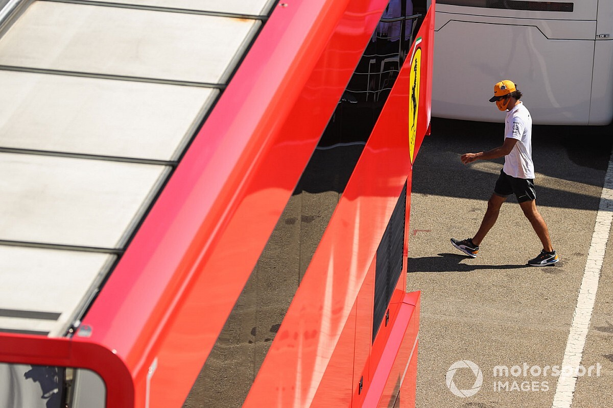 Interview: Sainz kan wel lachen om grappen over Ferrari-overstap