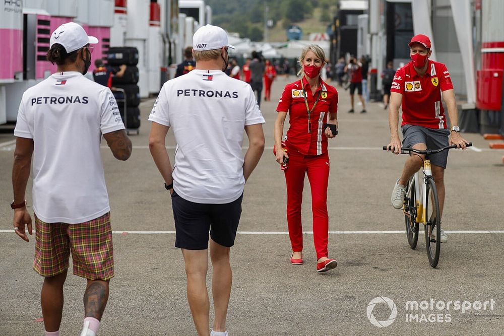 Lewis Hamilton, Mercedes-AMG F1 y Lewis Hamilton, Mercedes-AMG F1 y Sebastian Vettel, Ferrari en el paddock