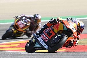 Fernández se impone a Gardner para vencer en Moto2