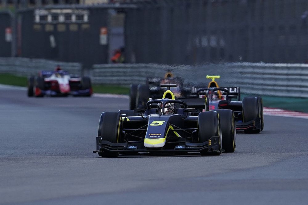 Ticktum maîtrise à Sotchi, Zhou non-partant