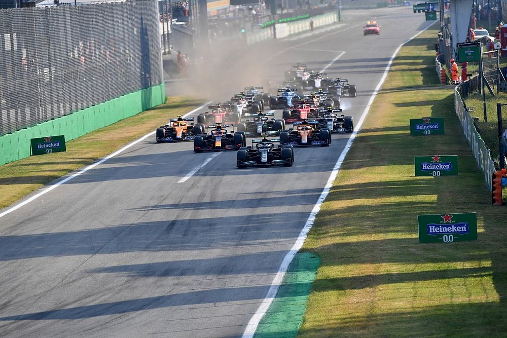 Valtteri Bottas, Mercedes W12, Max Verstappen, Red Bull Racing RB16B, Daniel Ricciardo, McLaren MCL35M, and the rest of the field at the start