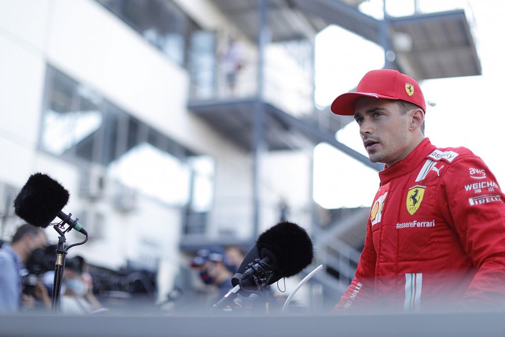 Charles Leclerc, Ferrari SF21, es entrevistado tras la clasificación