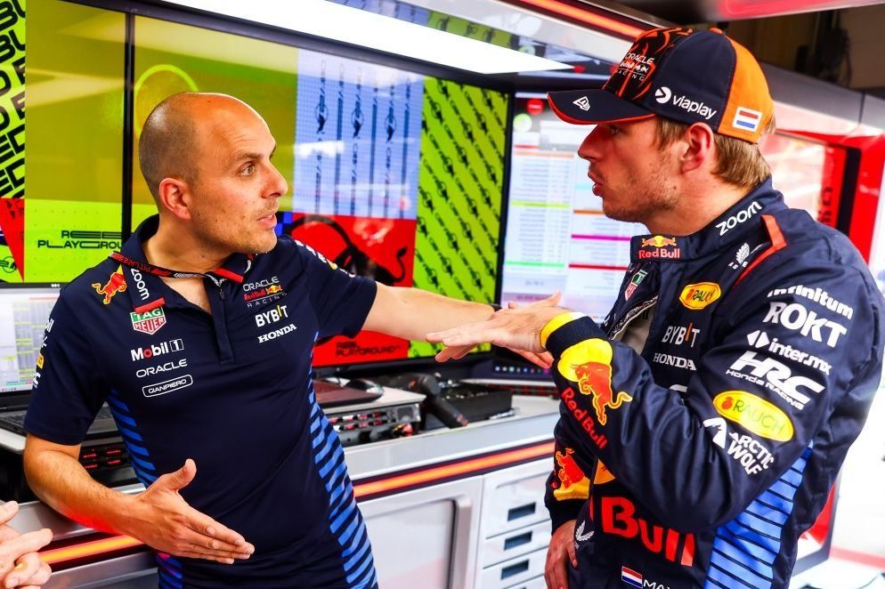 Jos Verstappen, Max Verstappen y Gianpiero Lambiase, ingeniero de carrera de Red Bull Racing
