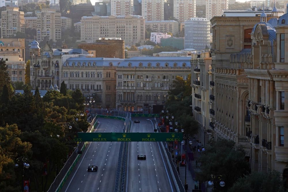 Lewis Hamilton, Mercedes F1 W15, Lance Stroll, Aston Martin AMR24 
