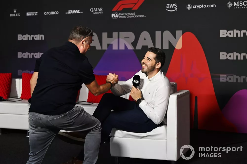 Press Conference
David Croft, Sky F1, fistbumps Harry Benjamin, FIA Press Conference host