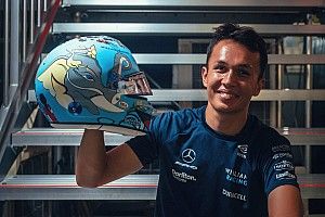 Árva gyermekek tervezték Albon árverésre kerülő szingapúri F1-es sisakját