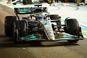 Russell start Grand Prix van Singapore vanuit pitstraat na motorwissel